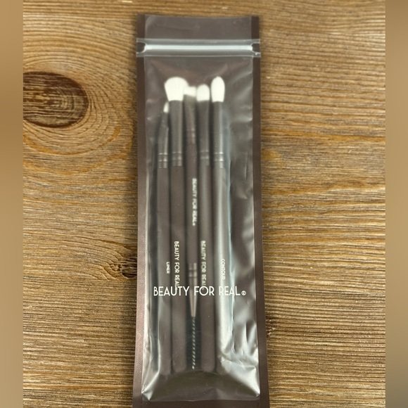 Essential Pro I-Brush Set by Beauty For Real - Picture 2 of 3